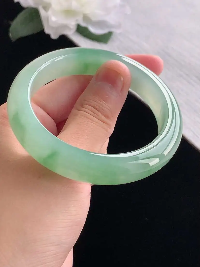 a货翡翠老坑冰种飘绿正装正圈手镯52-53小圈口 尺寸52.8×12×8.2mm 重量53.88g 1012