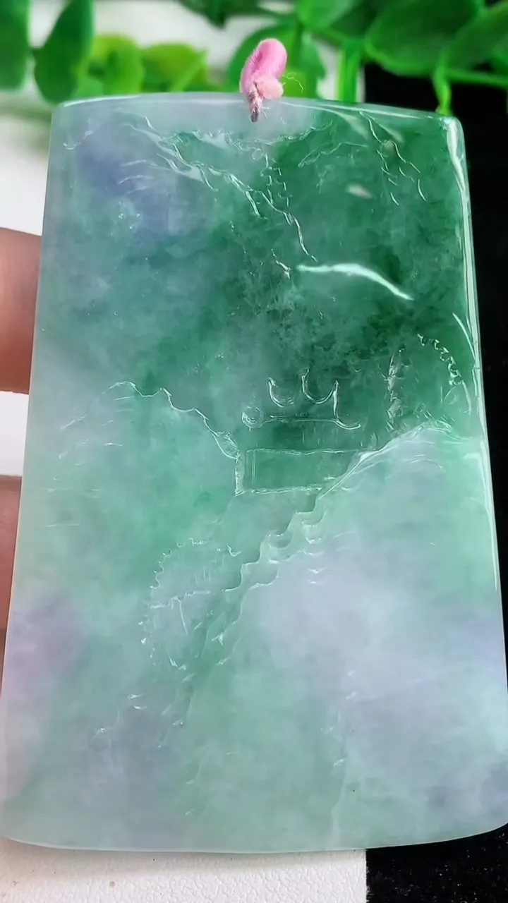 天然A货翡翠山水牌吊坠，尺寸73.6-48.8-7，重量:52.00g
10月13日