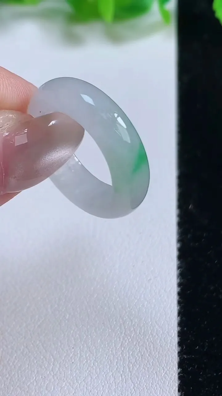 天然A货翡翠指环 戒指，尺寸17-5.6-3.4，重量:4.25g2025年10月13日
工厂直销收藏佳品,种好水足，色泽均匀，有种有色，上手高大气！