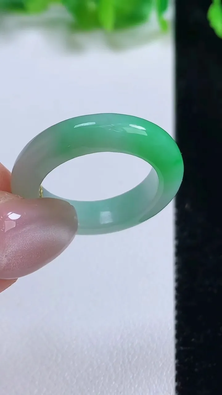 天然A货翡翠指环 戒指，尺寸18.4-5-3.7，重量:4.55g2025年10月13日
工厂直销收藏佳品,种好水足，色泽均匀，有种有色，上手高大气！