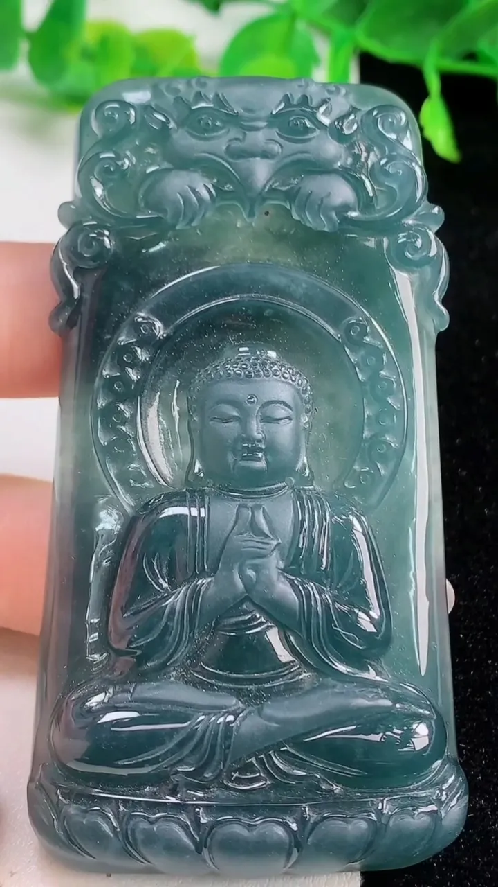天然A货翡翠不动明王吊坠，尺寸78.2-41-8.9，重量:60.77g
10月13日