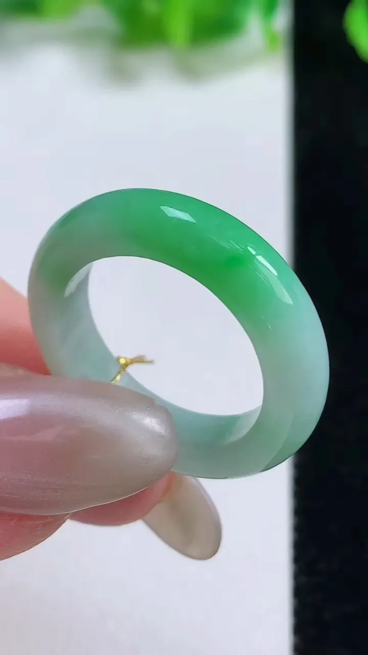天然A货翡翠指环 戒指，尺寸18.4-5-3.7，重量:4.55g2025年10月13日
工厂直销收