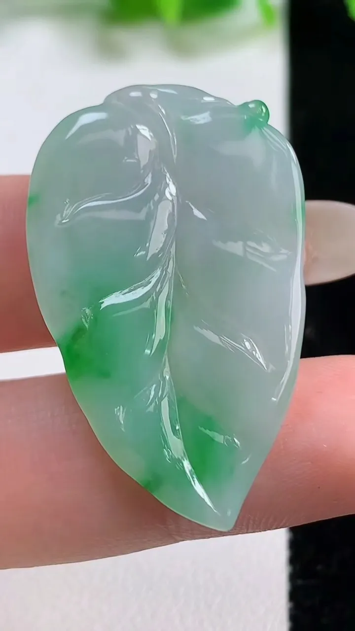 天然A货翡翠金枝玉叶 叶子吊坠，尺寸37-23-5，重量:6.37g
10月13日