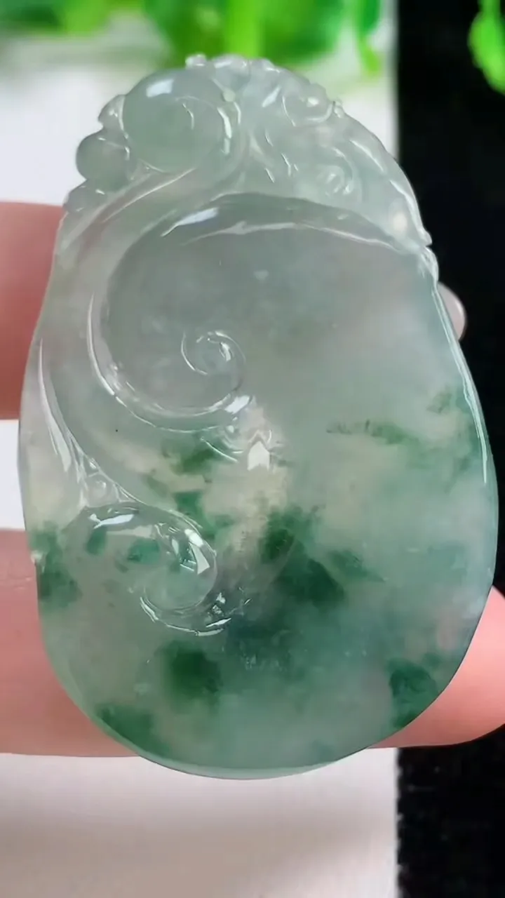 天然A货翡翠冰种飘花如意吊坠，尺寸49.2-31.6-5.2，重量:15.84g
10月13日