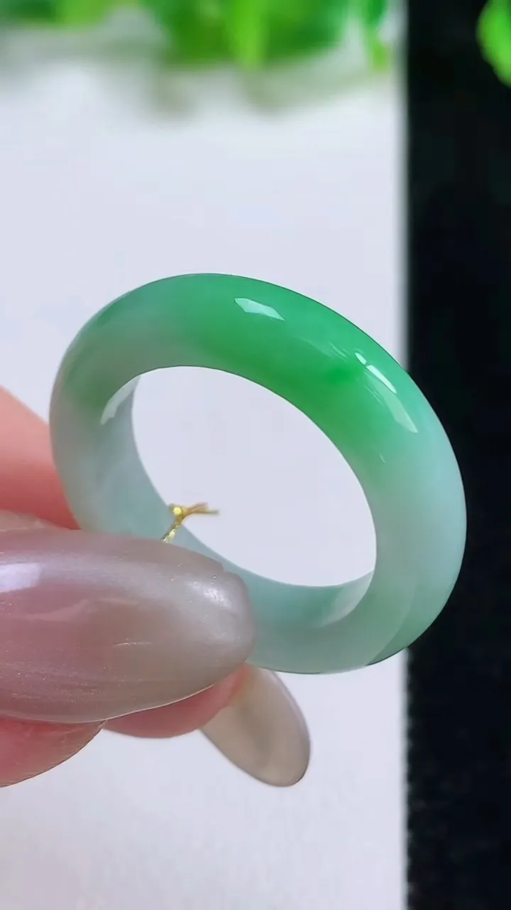 天然A货翡翠指环 戒指，尺寸18.4-5-3.7，重量:4.55g2025年10月13日
工厂直销收藏佳品,种好水足，色泽均匀，有种有色，上手高大气！
