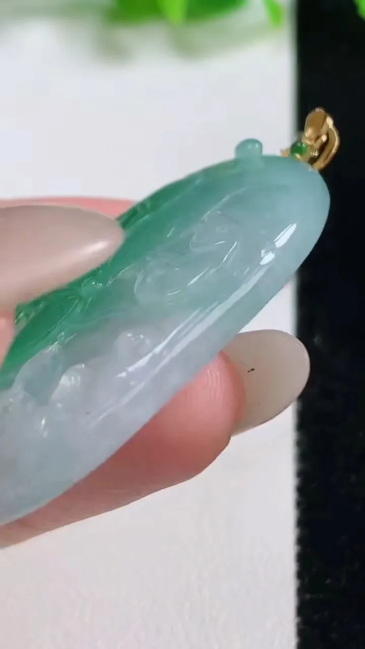 天然A货翡翠和和美美 荷叶鱼吊坠，尺寸43-28.2-6.3，重量:18.10g
10月13日