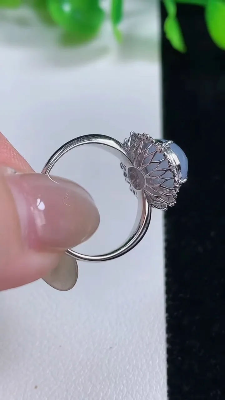 天然A货翡翠种紫罗兰蛋面戒指，尺寸17.5-10-8.5-9，重量:2.93g2025年10月13日
工厂直销收藏佳品,种好水足，色泽均匀，有种有色，上手高大气！