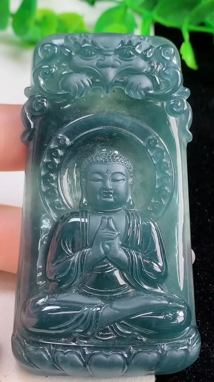 天然A货翡翠不动明王吊坠，尺寸78.2-41-8.9，重量:60.77g
10月13日