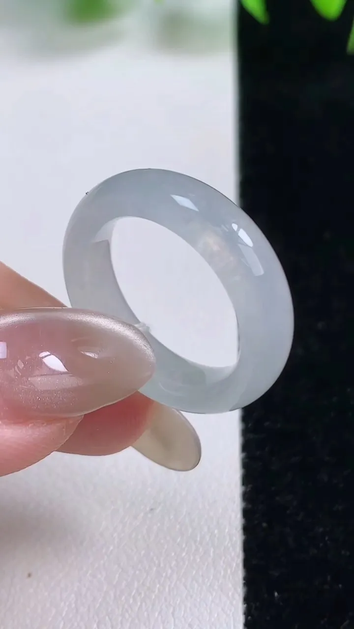 天然A货翡翠指环 戒指，尺寸18-5.8-3.5，重量:4.57g2025年10月13日
工厂直销收藏佳品,种好水足，色泽均匀，有种有色，上手高大气！