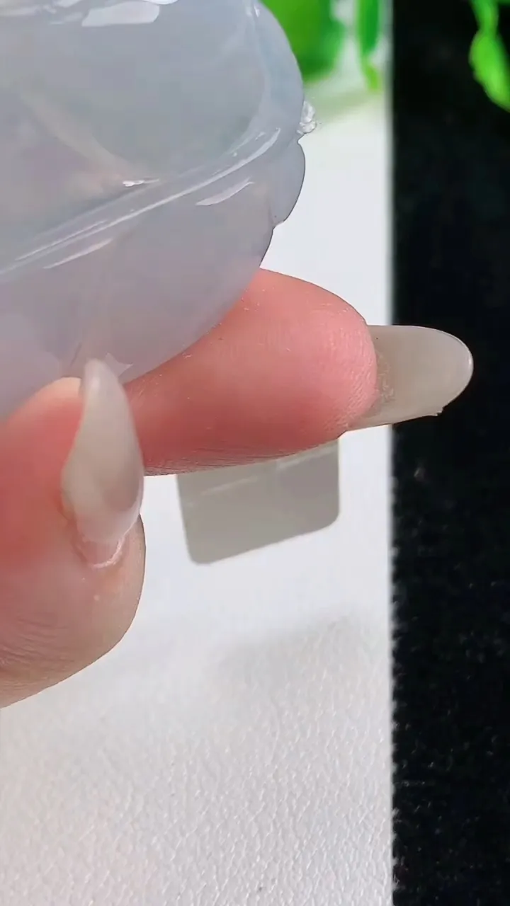 天然A货翡翠金枝玉叶 叶子吊坠，尺寸49.4-29-4.7，重量:13.15g
10月13日