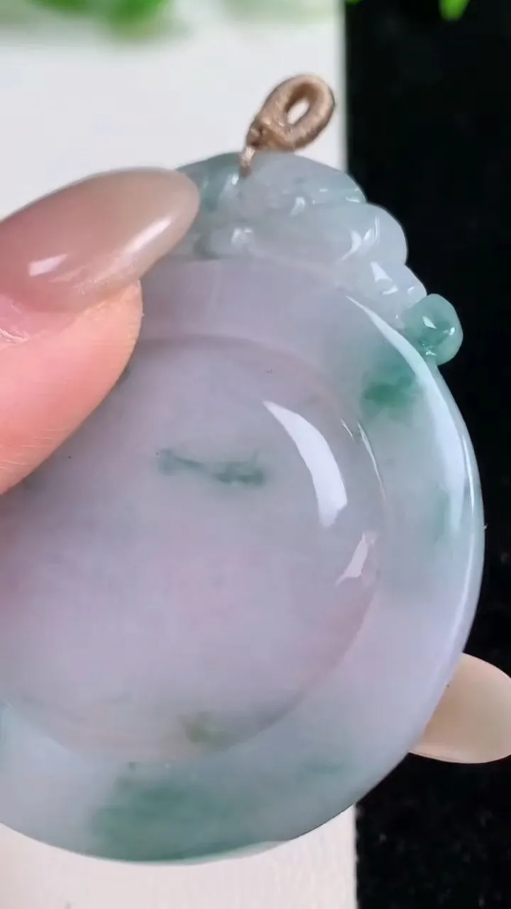 天然A货翡翠飘花龙牌吊坠，尺寸53.4-42.8-6，重量:25.00g
10月14日