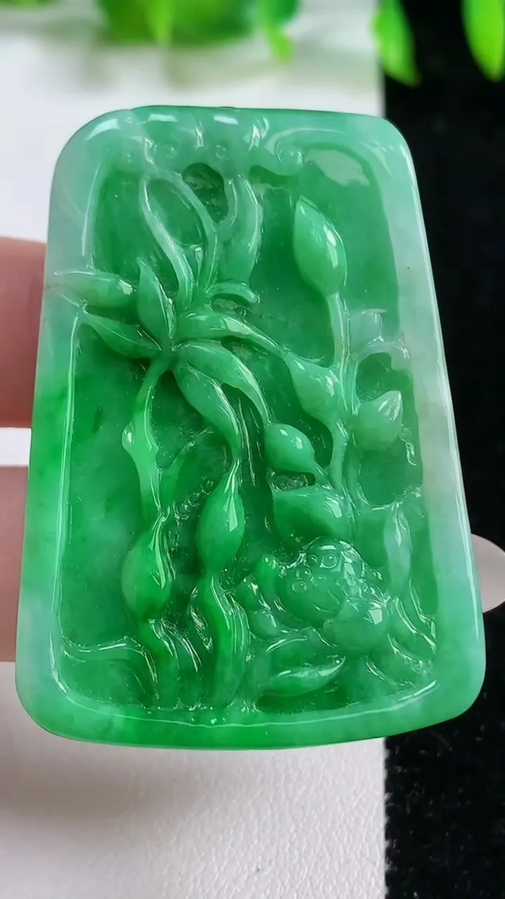天然A货翡翠和和美美 荷叶吊坠，尺寸48.8-33.5-8.4，重量:27.31g
10月14日