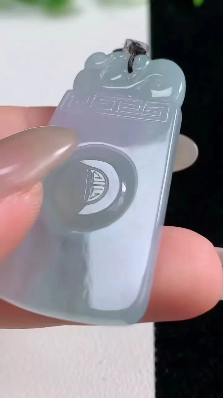 天然A货翡翠仿古无事牌吊坠，时来运转 尺寸45-24.9-3.8，重量:11.59g
10月14日