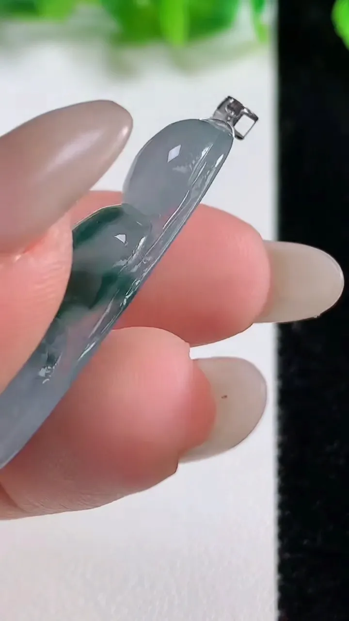 天然A货翡翠种飘花福豆吊坠，尺寸35.5-14.8-6.8，重量:6.04g
10月14日