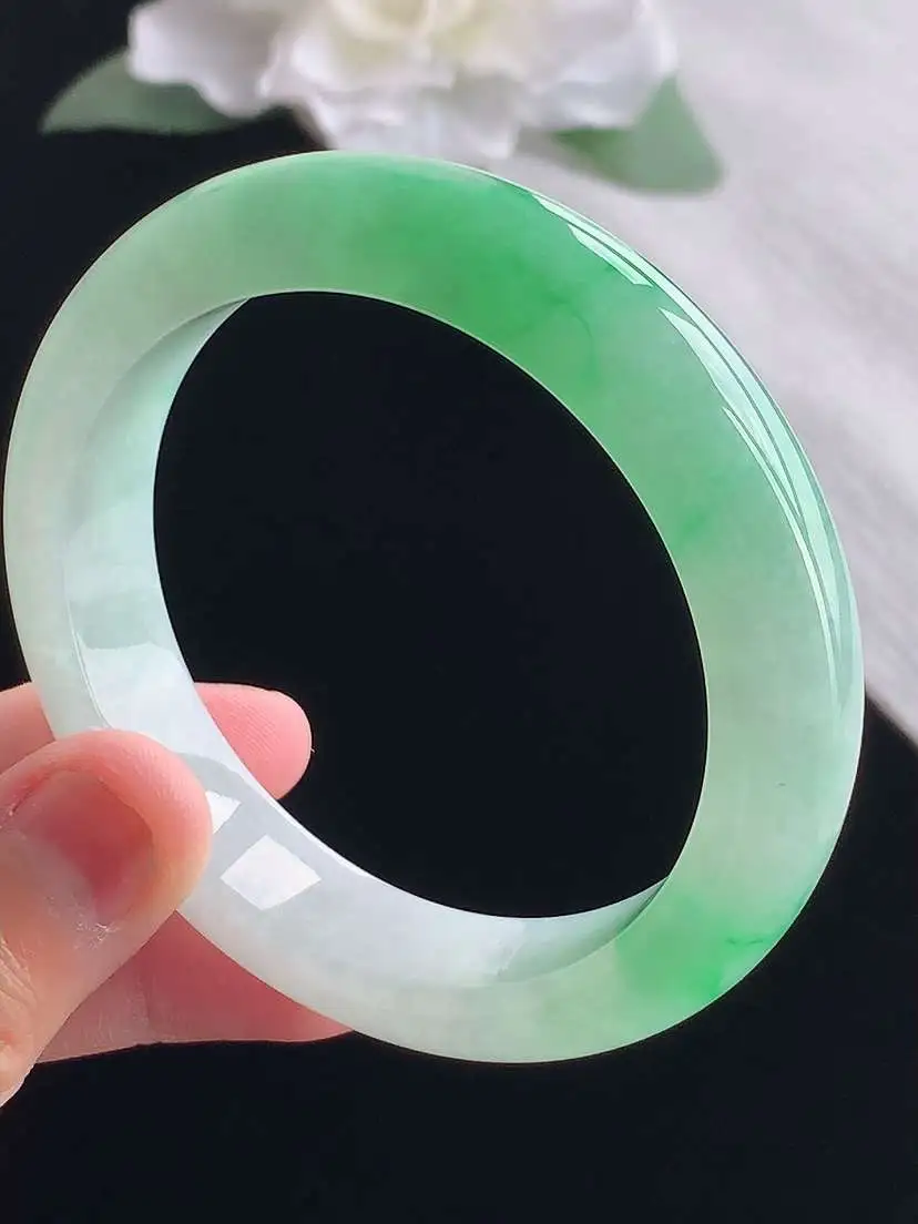 a货翡翠老坑冰种飘绿正装正圈手镯53-54圈口  尺寸53.6×12×8.3mm 重量57.50g 
