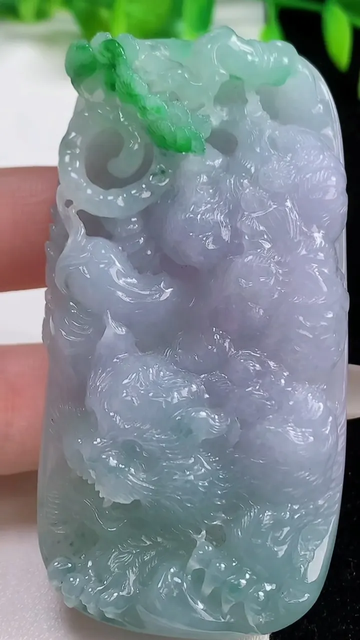天然A货翡翠春带彩 紫罗兰生肖虎 虎牌吊坠，尺寸72.6-37-12，重量:66.97g
10月14