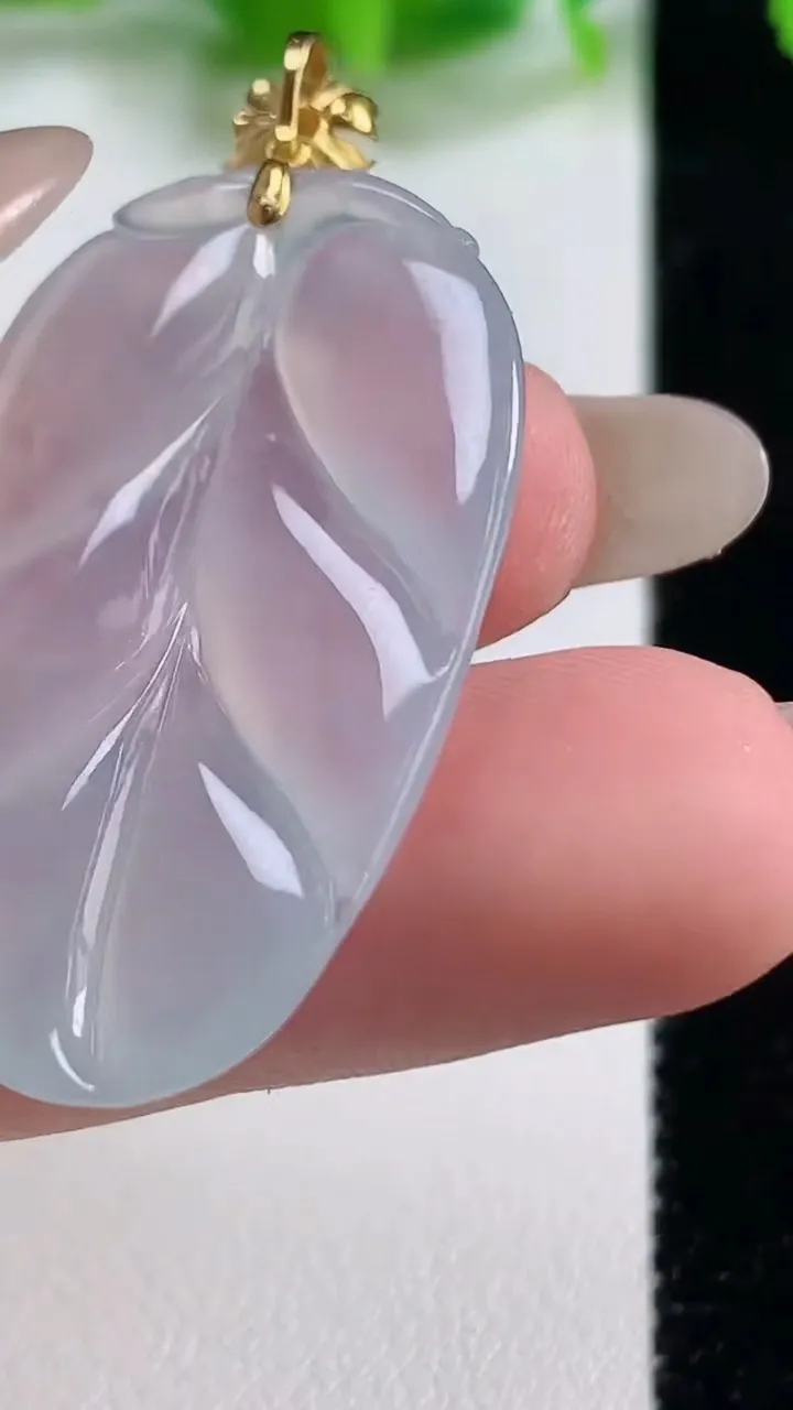 天然A货翡翠种白冰金枝玉叶 叶子吊坠，尺寸36.3-22-4.3，重量:6.97g
10月14日