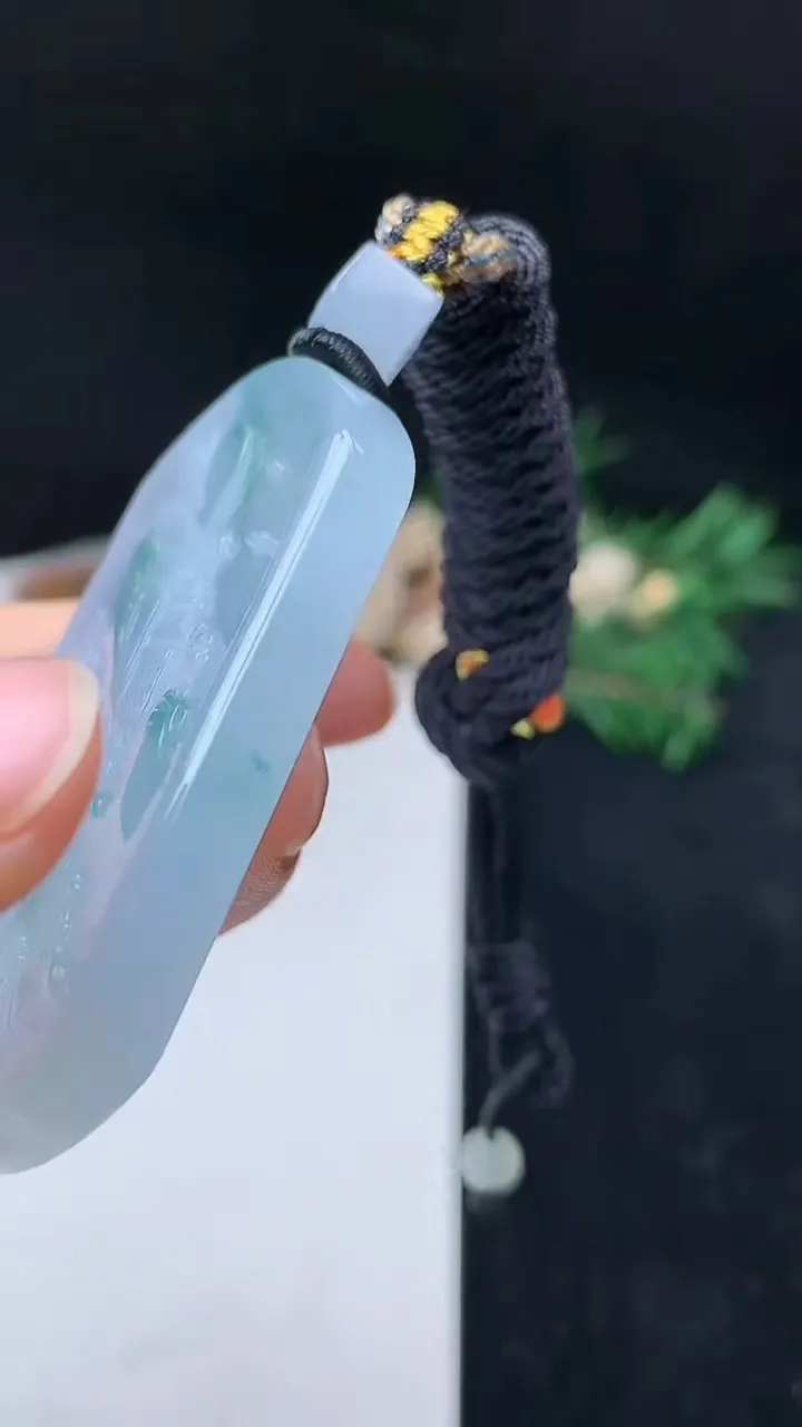 天然A货翡翠飘花山水牌吊坠，尺寸52.8-41.6-6，重量:38.29g
10月14日