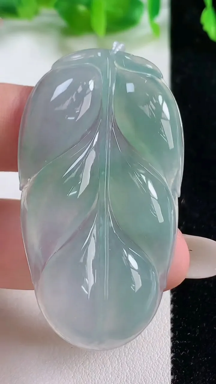 天然A货翡翠金枝玉叶 叶子吊坠，尺寸52-29.5-5.4，重量:15.37g
10月14日