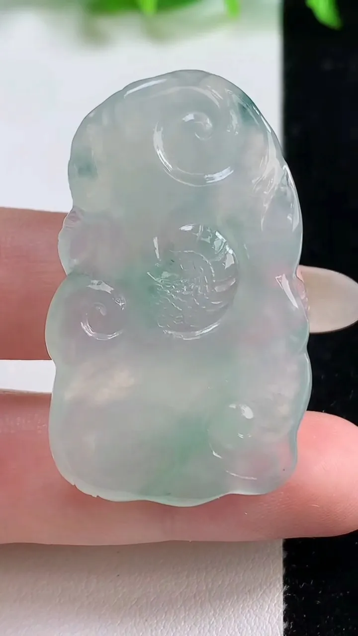 天然A货翡翠种飘花龙牌吊坠，尺寸44.3-36.2-6.3，重量:15.95g
10月14日
