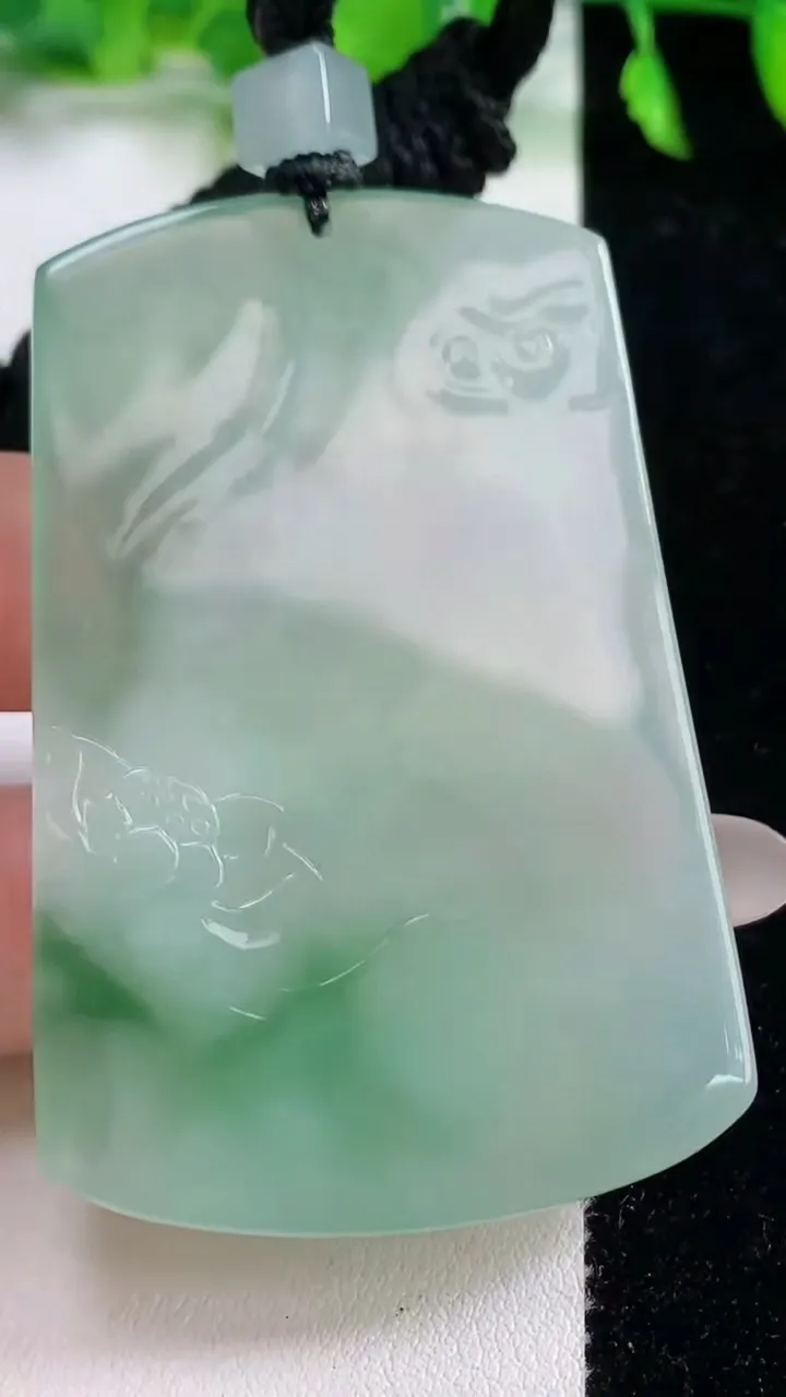 天然A货翡翠普贤菩萨吊坠，尺寸63.3-40.7-6.8，重量:39.44g
10月14日