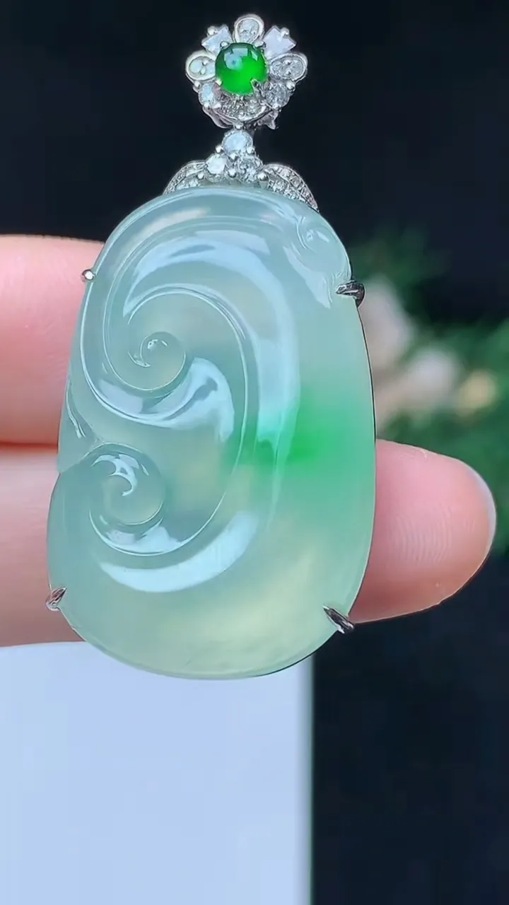 天然A货翡翠如意吊坠，尺寸30-20.2-7.4，重量:10.10g
10月14日