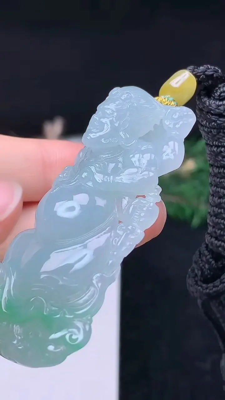 天然A货翡翠不动明王吊坠，尺寸57.6-26-10.7，重量:32.55g
10月14日