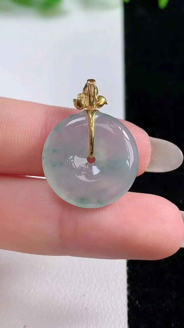 天然A货翡翠种飘花平安扣吊坠，尺寸19.2-4，重量:3.39g
10月14日