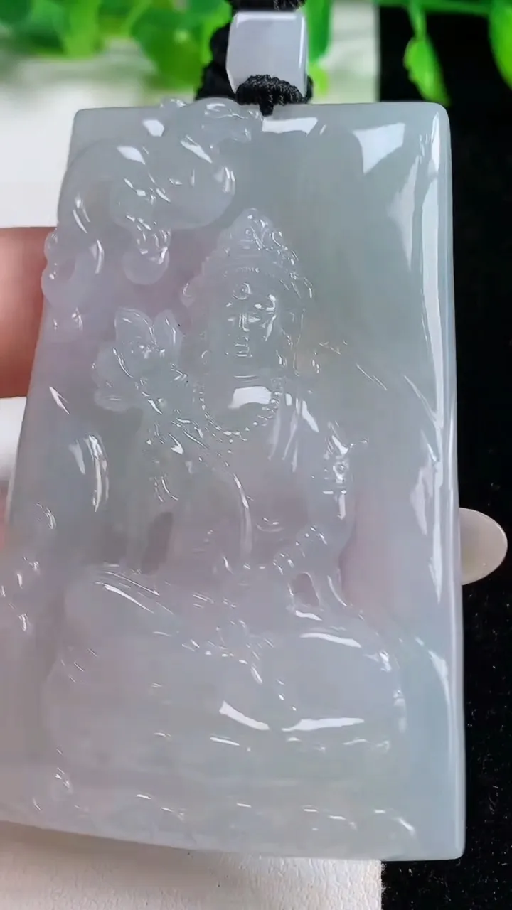 天然A货翡翠大势至观音菩萨吊坠，尺寸67.4-42-5.9，重量:45.09g
10月14日