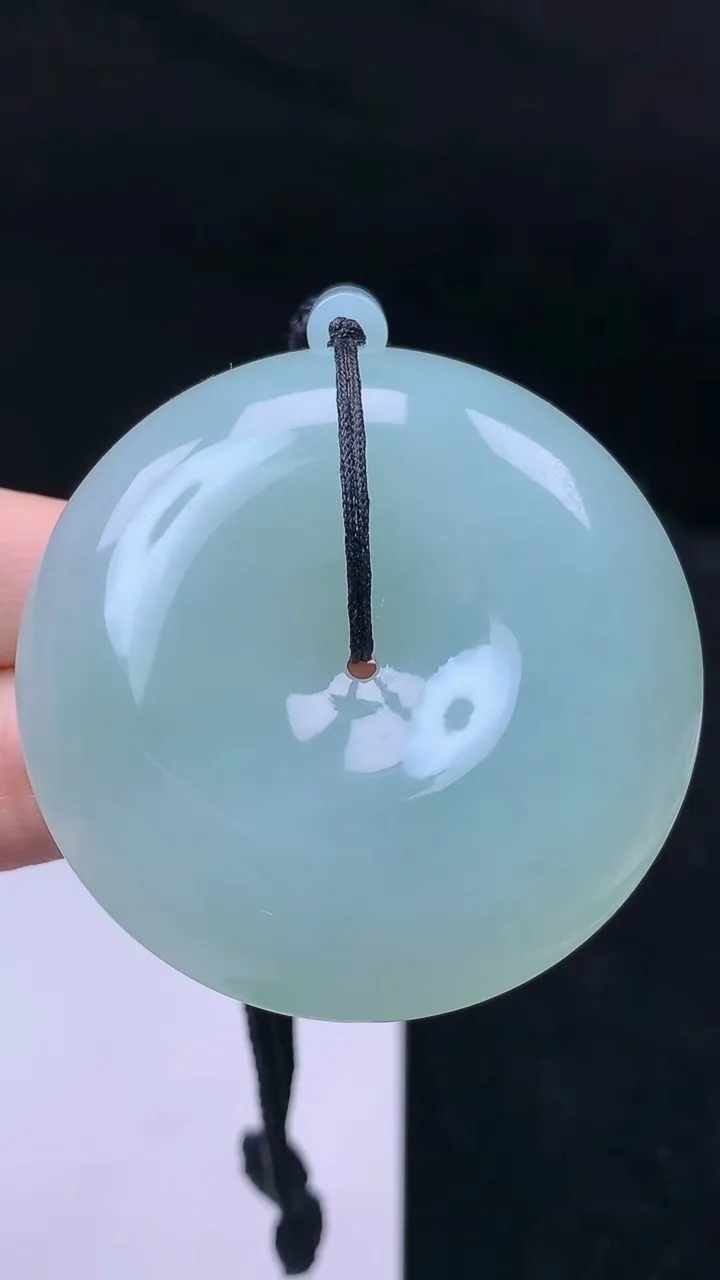 天然A货翡翠平安扣吊坠，尺寸50.7-12.9，重量:69.00g
10月14日