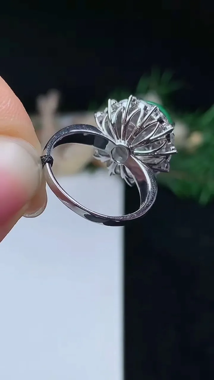 天然A货翡翠蛋面戒指，尺寸17.4-12.7-10.8，重量:5.55g2025年10月14日
工厂直销收藏佳品,种好水足，色泽均匀，有种有色，上手高大气！