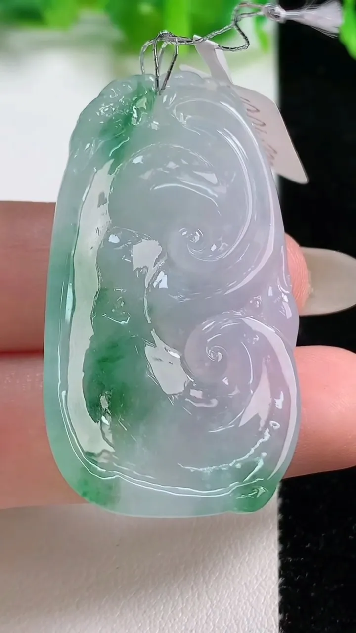 天然A货翡翠冰种飘花如意吊坠，尺寸44.5-25-5.4，重量:13.50g
10月14日
