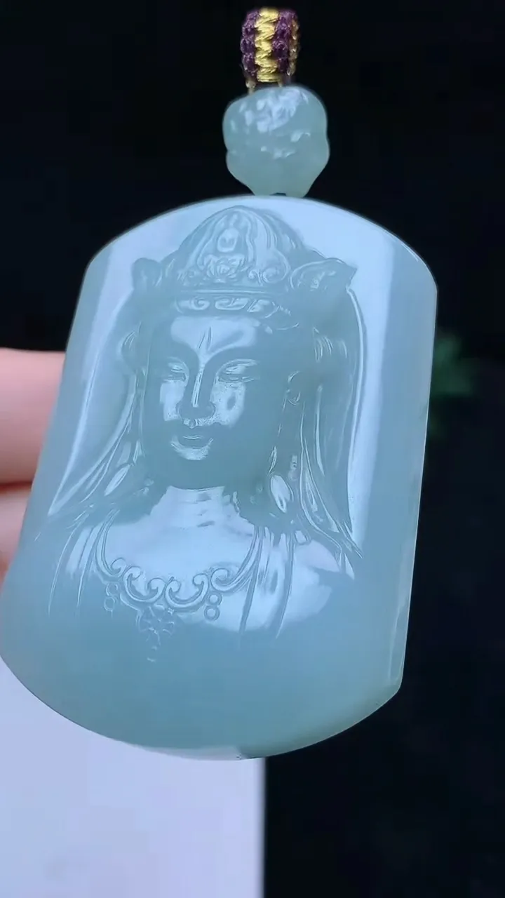 天然A货翡翠观音头吊坠，尺寸54.2-39-11，重量:57.36g
10月14日