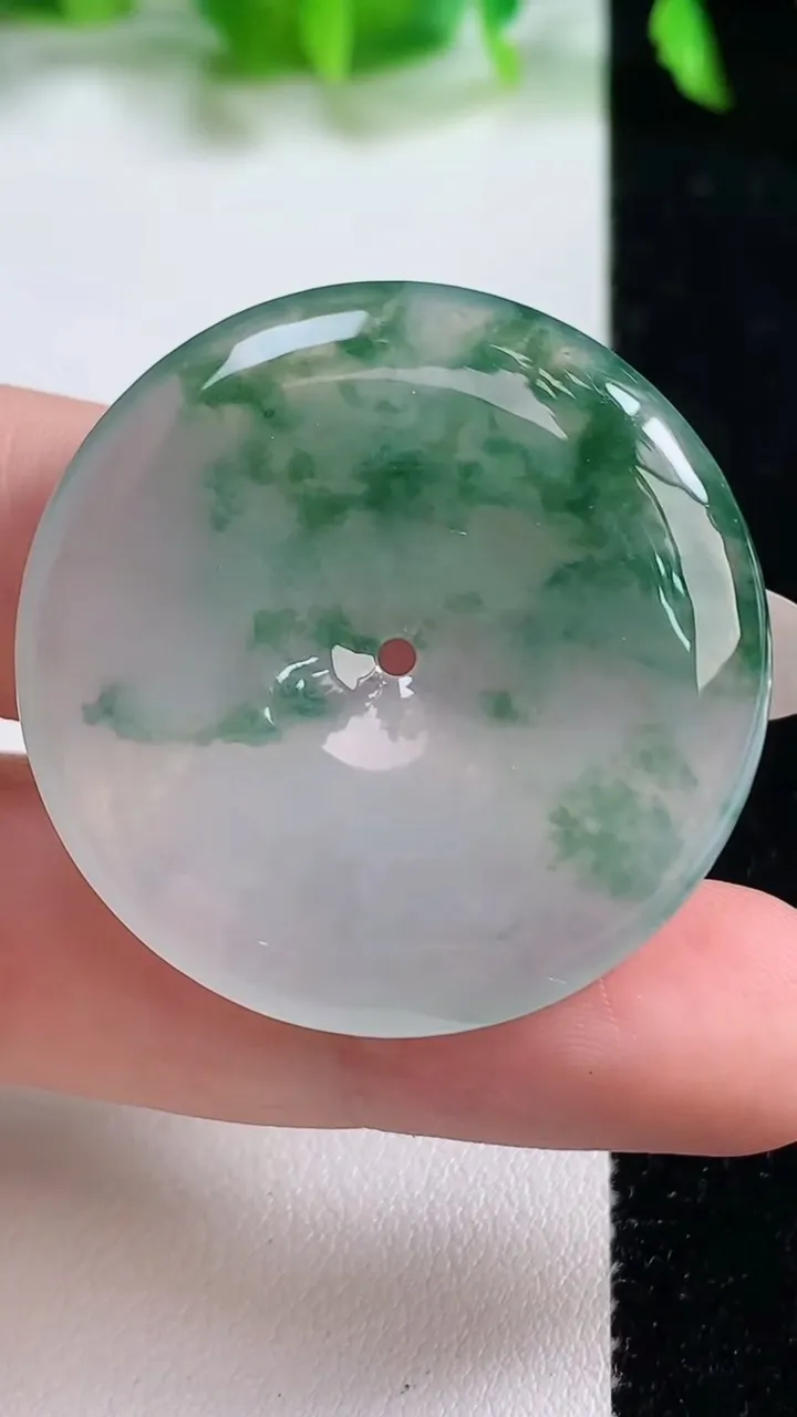 天然A货翡翠冰种飘花平安扣吊坠，尺寸35.5-5.7，重量:14.57g
10月14日