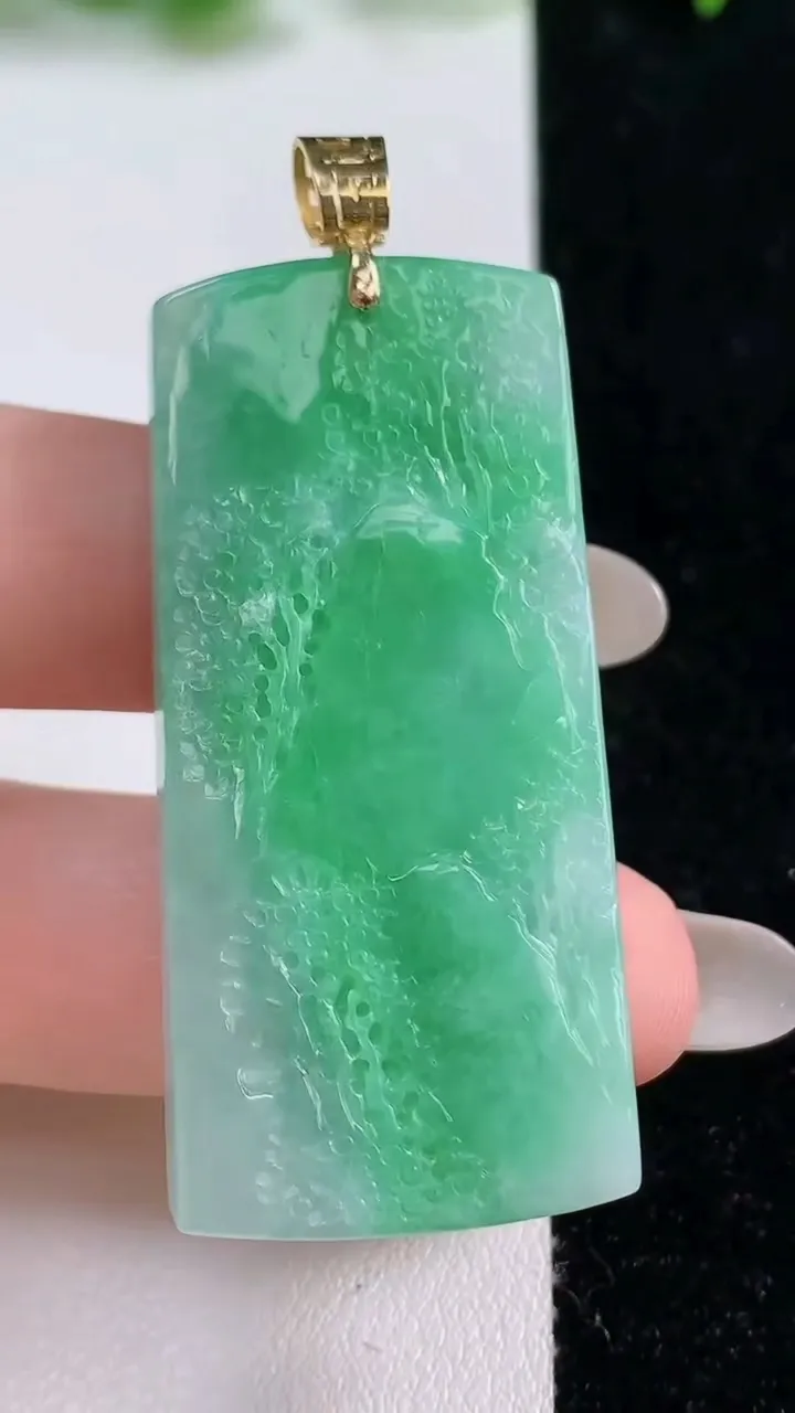 天然A货翡翠山水牌吊坠，尺寸48.5-22.7-7.8，重量:22.34g
10月14日