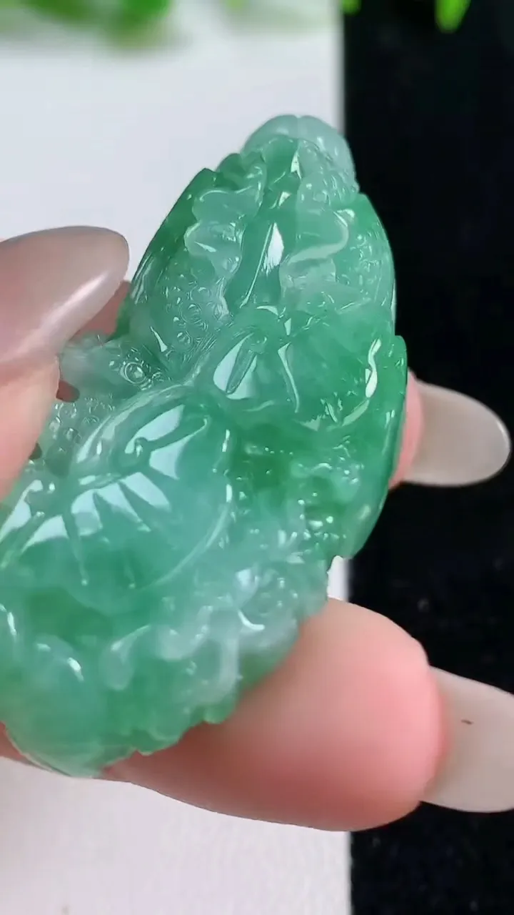 天然A货翡翠寿桃吊坠，尺寸45-25.5-12，重量:22.86g
10月14日