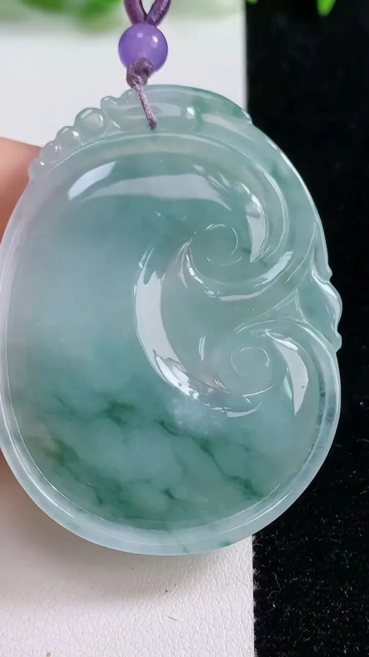 天然A货翡翠冰种飘花如意吊坠，尺寸55.8-42.5-6，重量:25.60g
10月14日