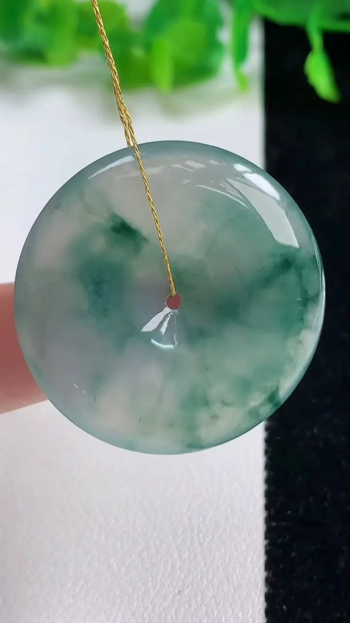 天然A货翡翠冰种飘花平安扣吊坠，尺寸33.7-5.2，重量:12.85g
10月14日