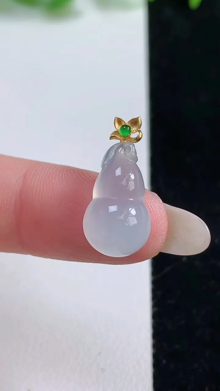 天然A货翡翠种白冰葫芦吊坠，尺寸17-9-6.4，重量:1.92g
10月14日