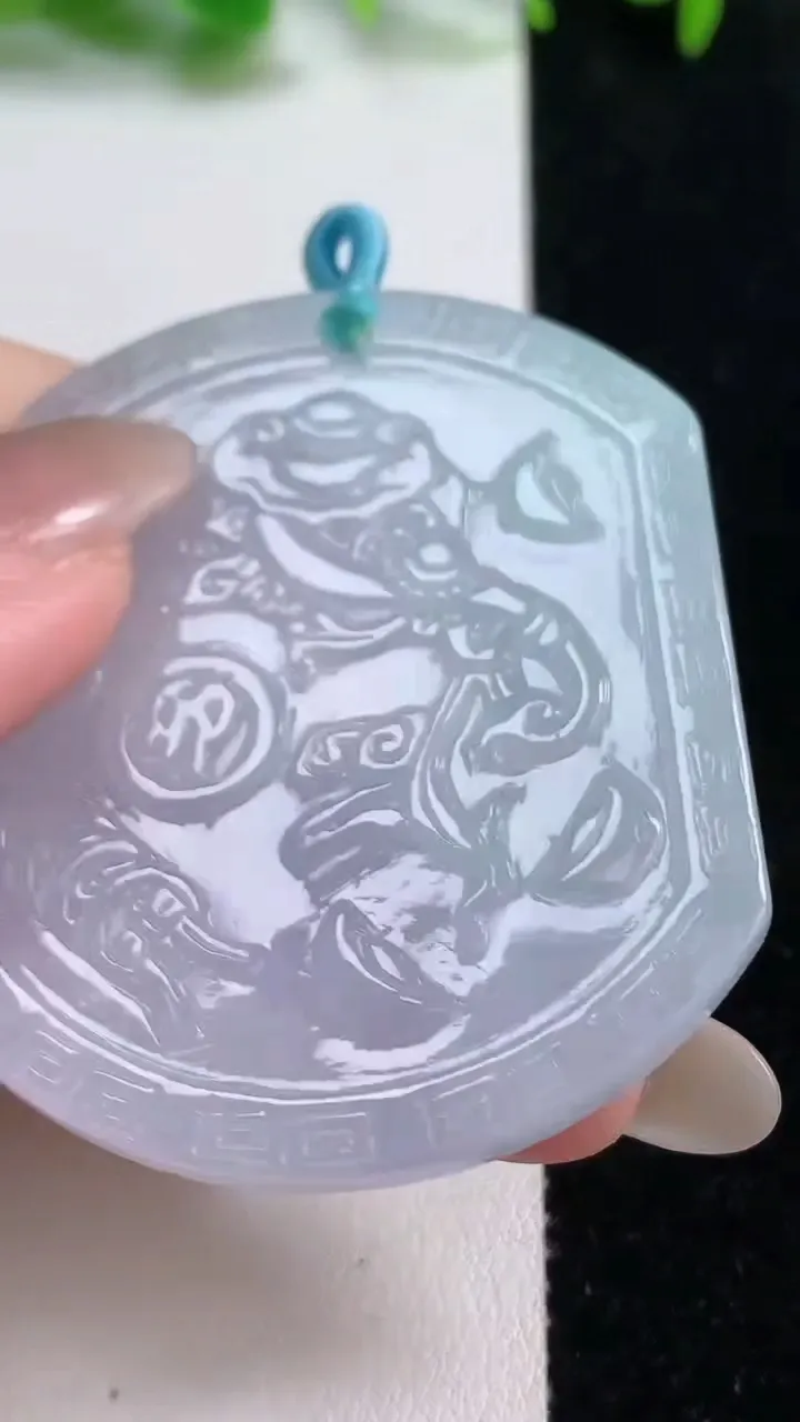 天然A货翡翠冰种春带彩 紫罗兰生肖兔吊坠，尺寸52.4-46.6-5.5，重量:27.93g
10月14日