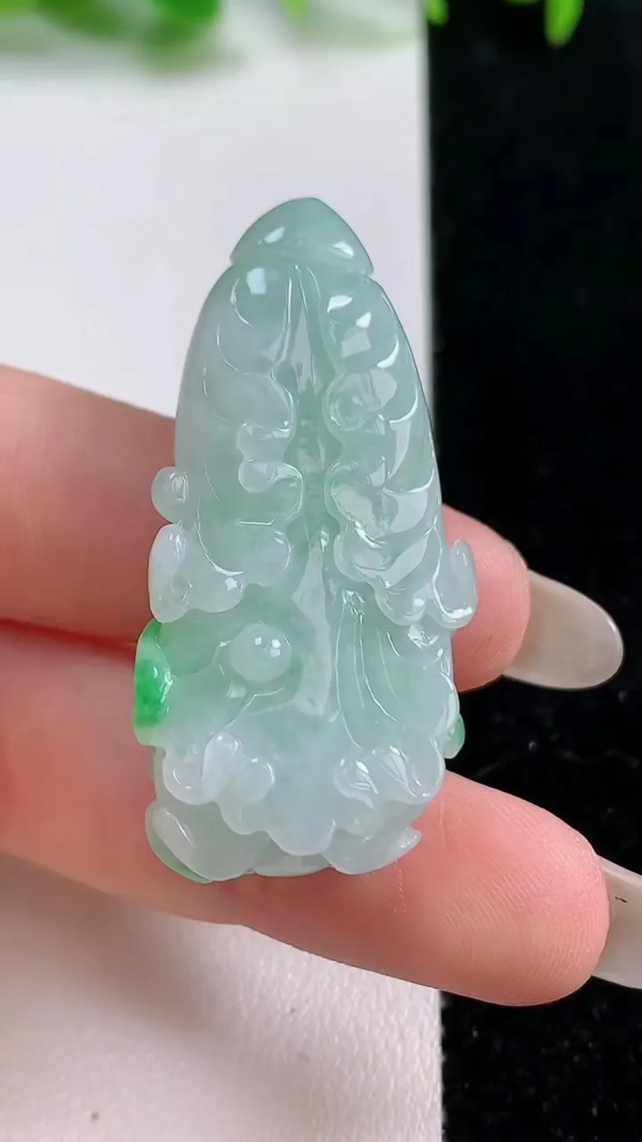 天然A货翡翠白菜吊坠，尺寸43.3-20.2-11.8，重量:15.64g
10月14日