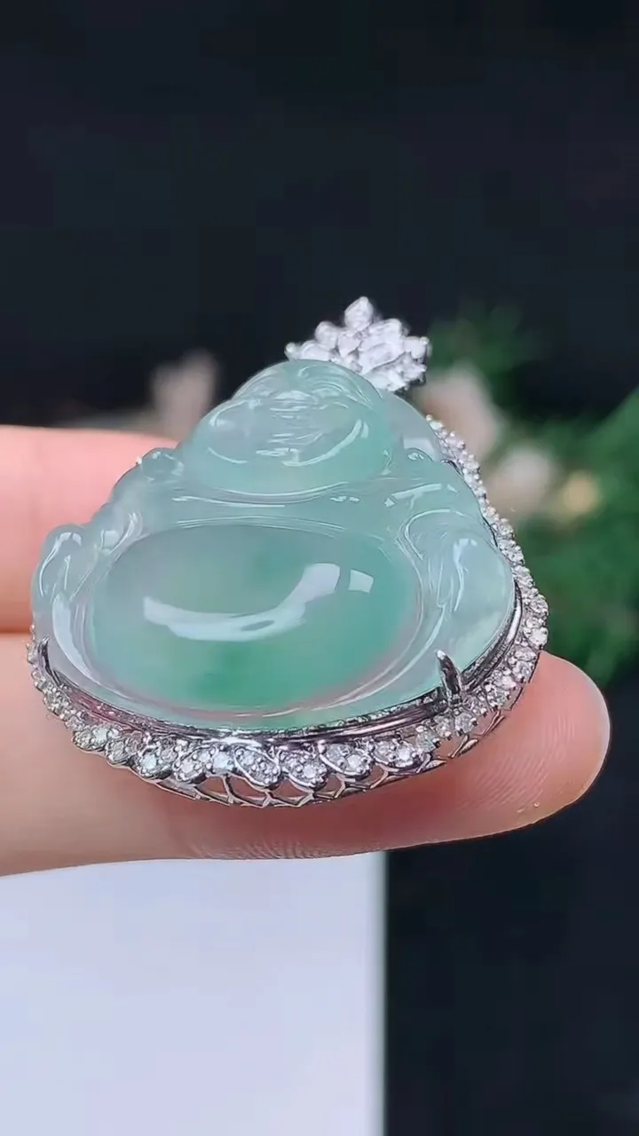 天然A货翡翠佛公吊坠，尺寸37.6-30.5-11.6，裸石24.9-27.6，重量:9.44g
10月14日