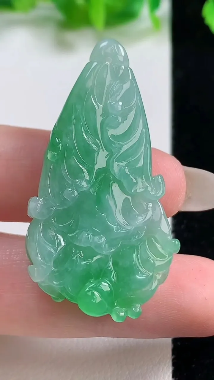 天然A货翡翠白菜吊坠，尺寸42.8-23.3-8.5，重量:10.98g
10月14日