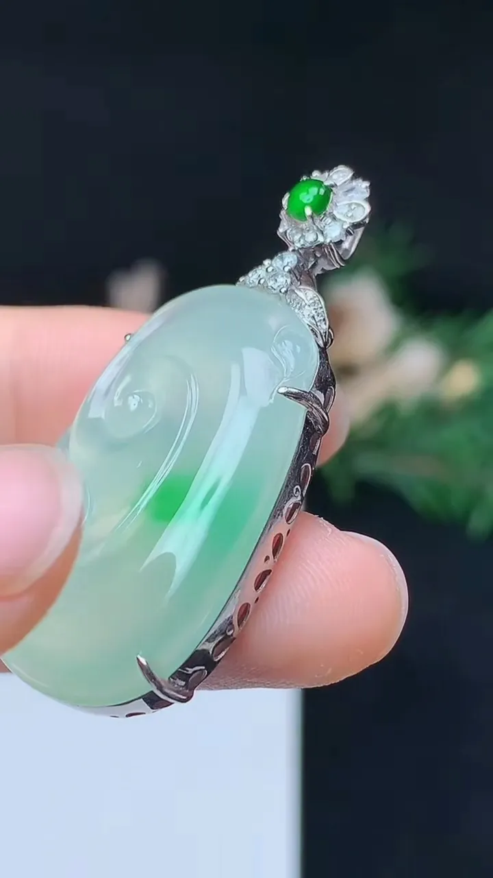 天然A货翡翠如意吊坠，尺寸30-20.2-7.4，重量:10.10g
10月14日