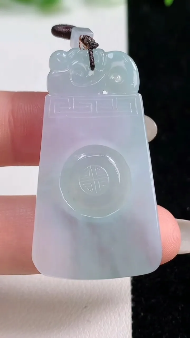 天然A货翡翠仿古无事牌吊坠，时来运转 尺寸45-24.9-3.8，重量:11.59g
10月14日