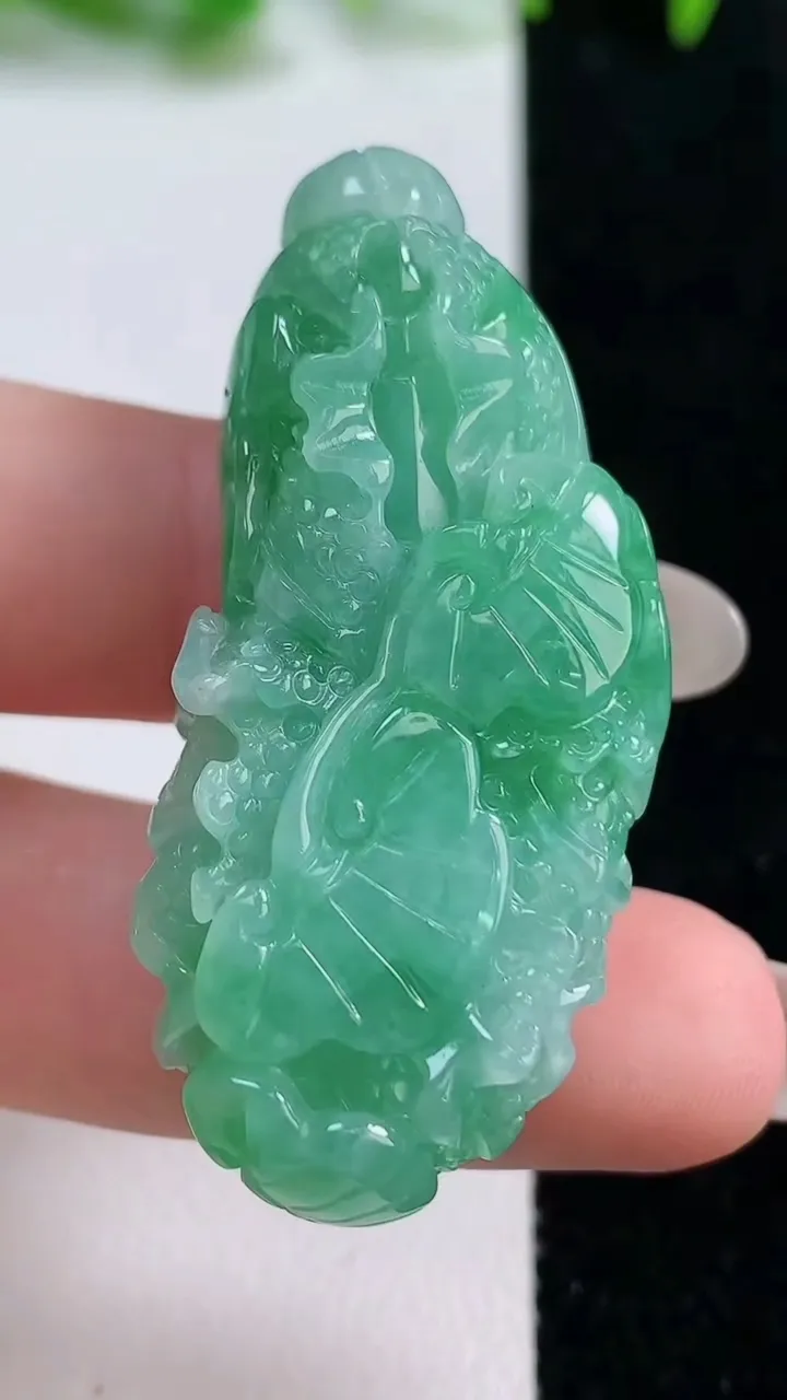 天然A货翡翠寿桃吊坠，尺寸45-25.5-12，重量:22.86g
10月14日
