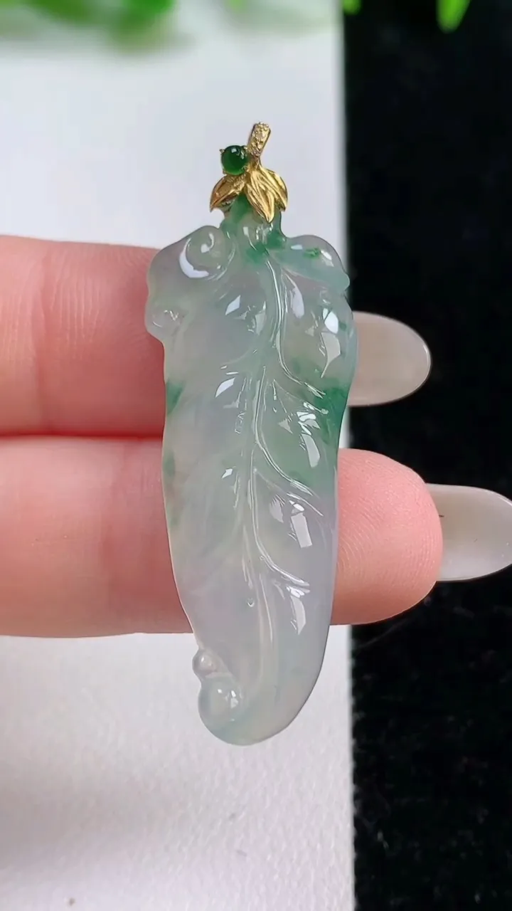 天然A货翡翠种飘花金枝玉叶 叶子吊坠，尺寸37.5-12.3-4.8，重量:5.07g
10月14日