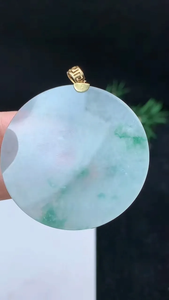 天然A货翡翠飘花无事牌吊坠，尺寸44.7-3.7，重量:21.05g
10月14日