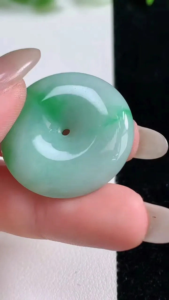 天然A货翡翠平安扣吊坠，尺寸29.3-5.6，重量:10.26g
10月14日