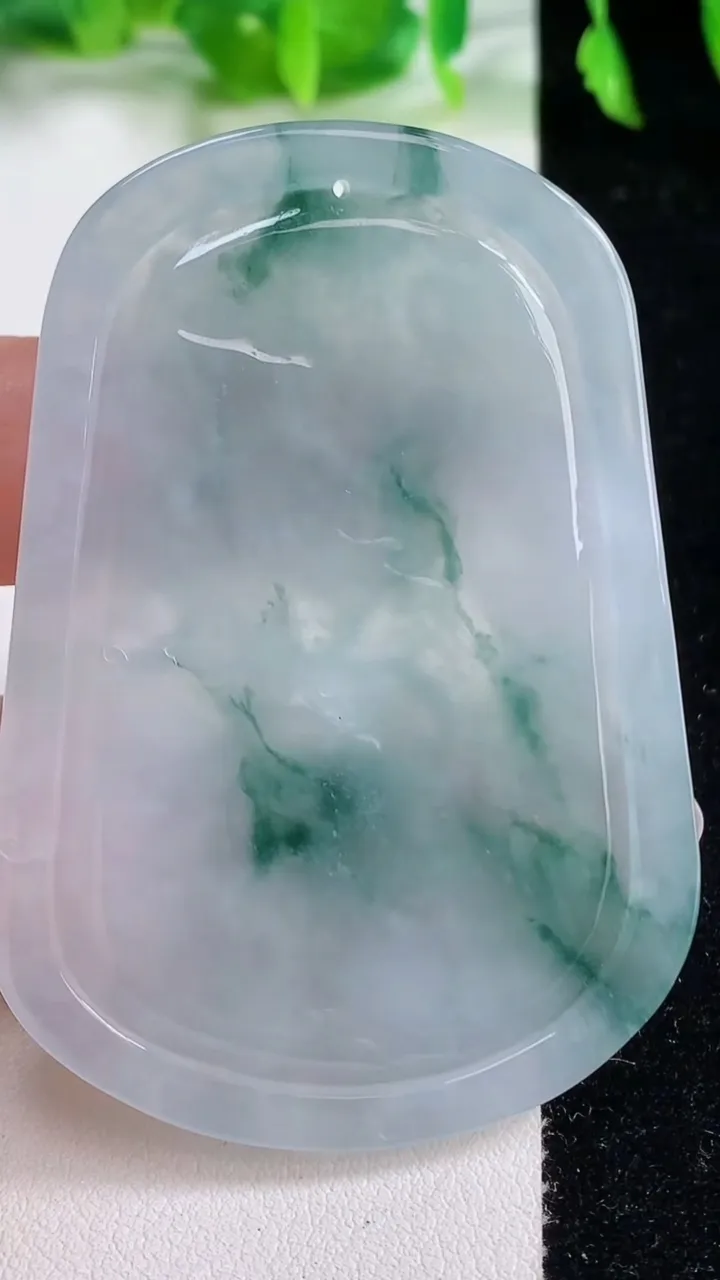 天然A货翡翠种飘花大势至观音菩萨吊坠，尺寸63.2-44-6.2，重量:34.64g
10月14日